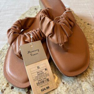 NWT Tan Memory Foam Super Stylish Flip Flops Sz. 7.5